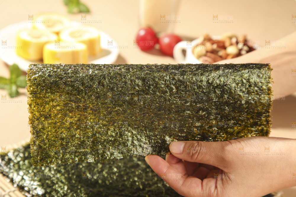 浅底上的海苔卷