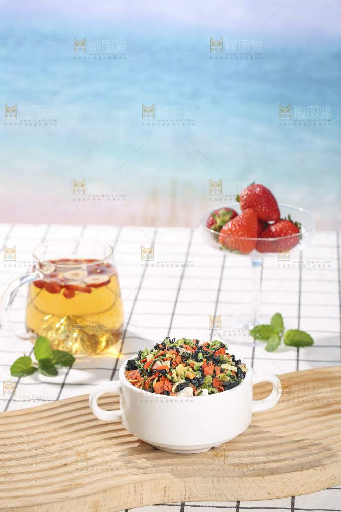 浅底上的脱水蔬菜