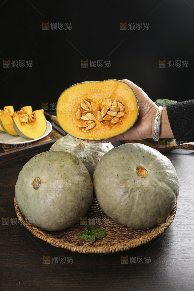 深底上的银栗南瓜