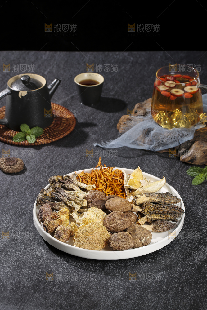 木底上的菌菇汤