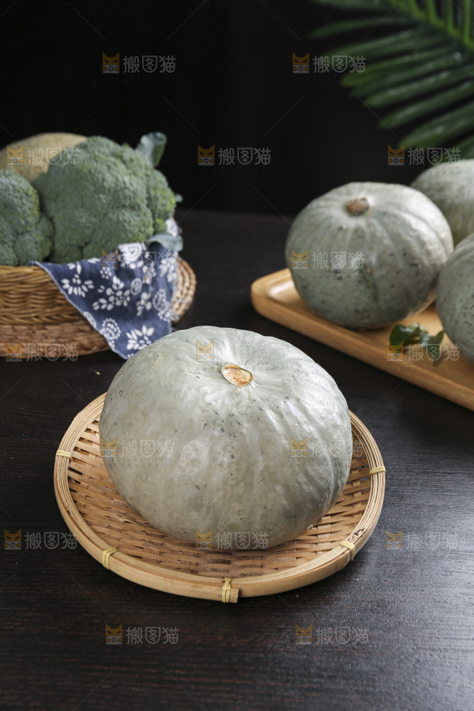 深底上的银栗南瓜