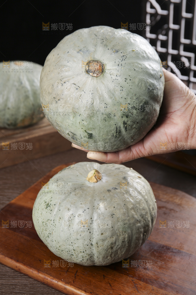 深底上的银栗南瓜