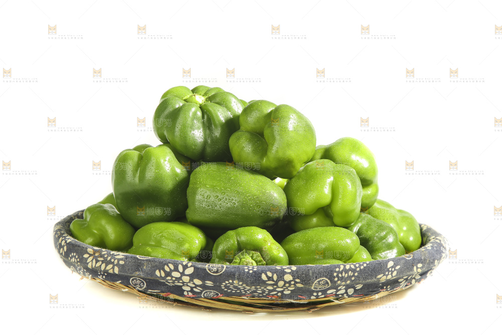 白底上的青圆椒