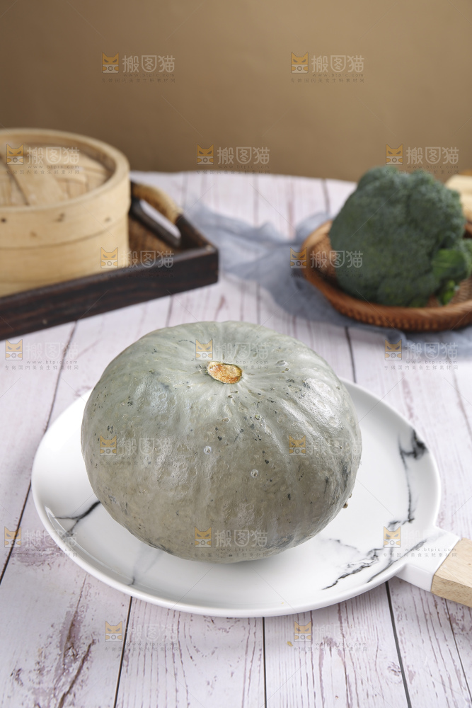 浅底上的银栗南瓜