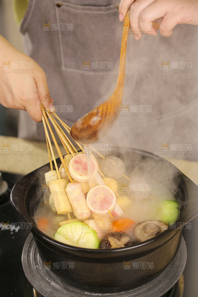 砂锅里煮着肉丸