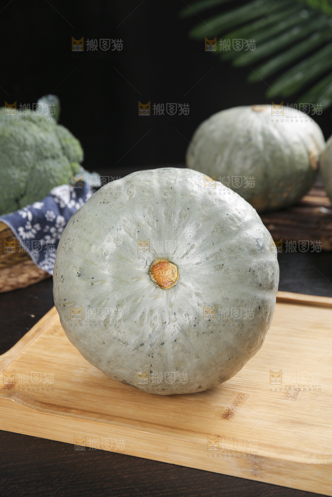 深底上的银栗南瓜