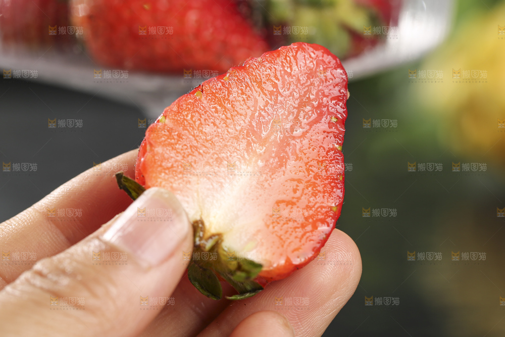 手里拿着新鲜草莓