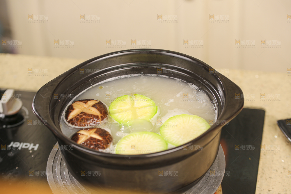 砂锅里煮着肉丸