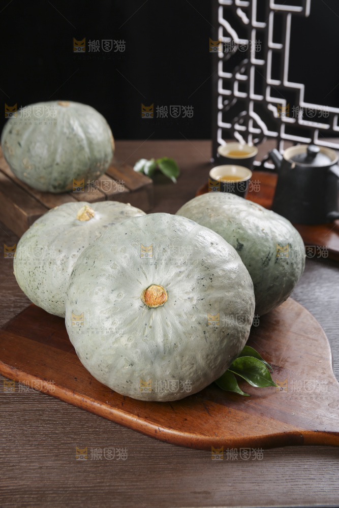 深底上的银栗南瓜