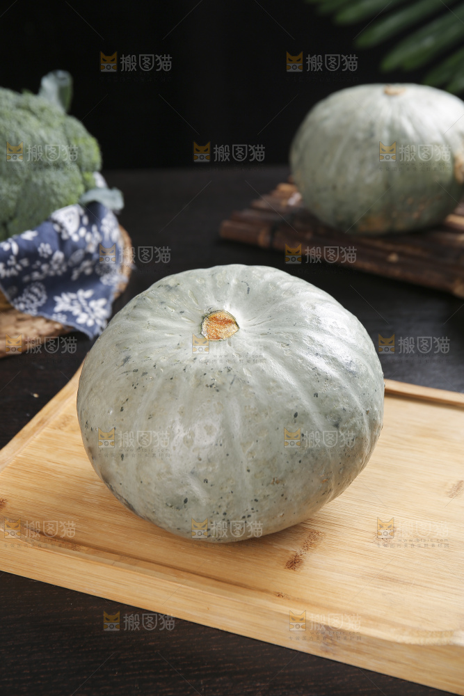深底上的银栗南瓜
