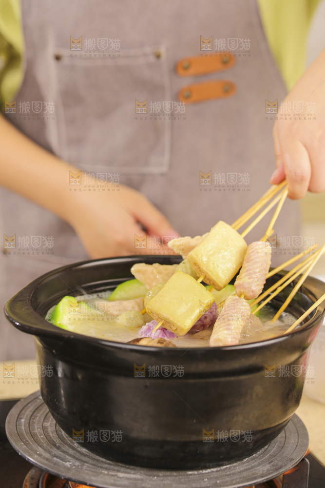 砂锅里煮着肉丸