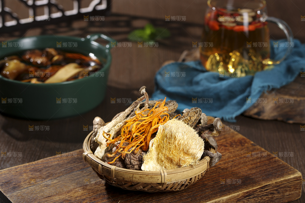 木底上的菌菇汤