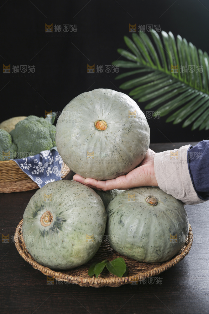 深底上的银栗南瓜