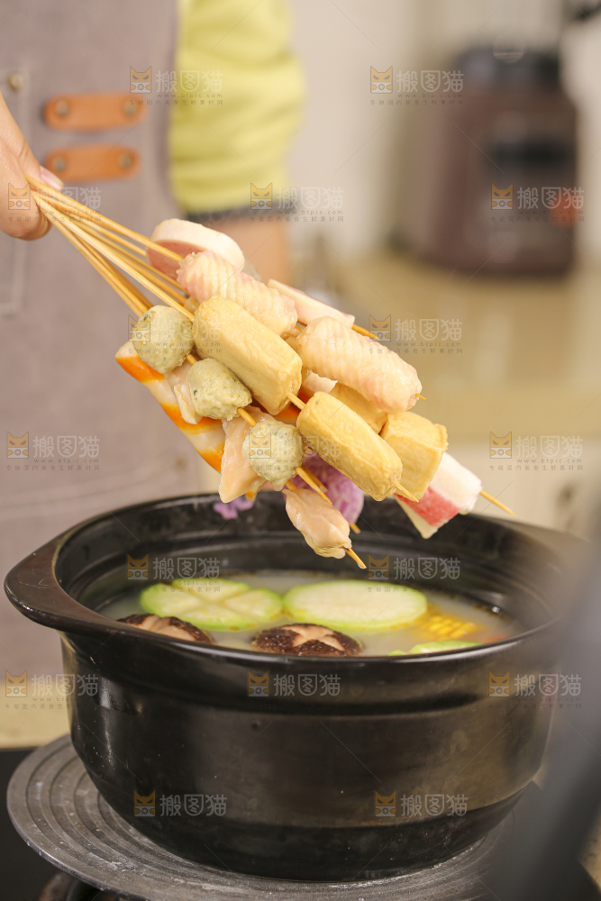 砂锅里煮着肉丸