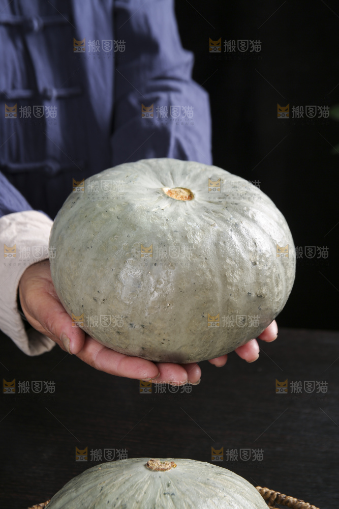 深底上的银栗南瓜