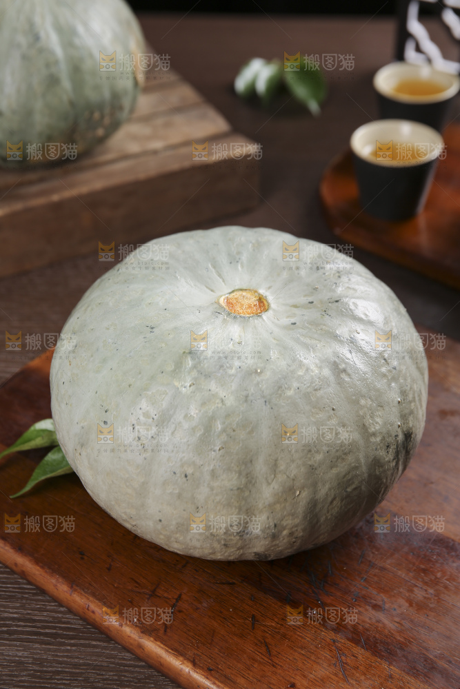 深底上的银栗南瓜