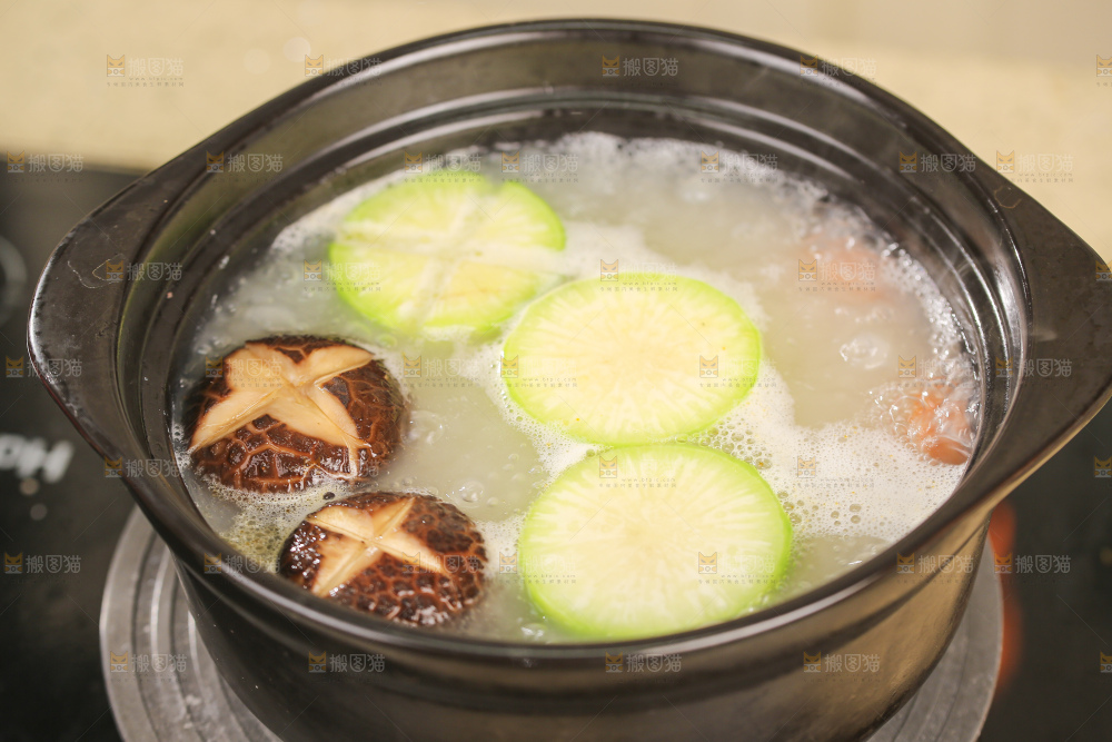 砂锅里煮着肉丸