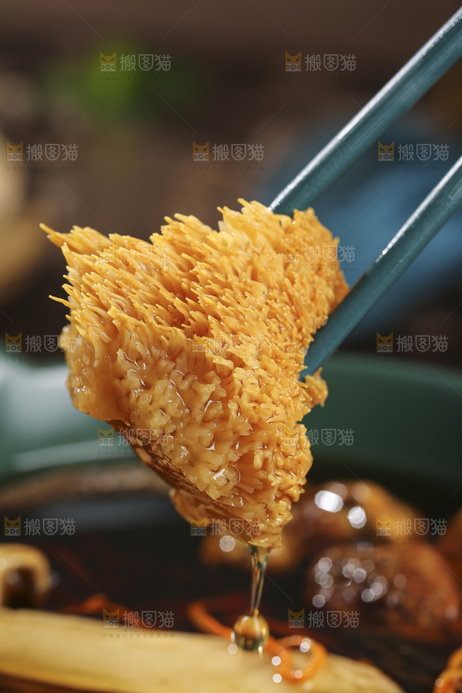 木底上的菌菇汤