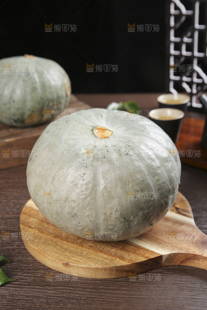 深底上的银栗南瓜