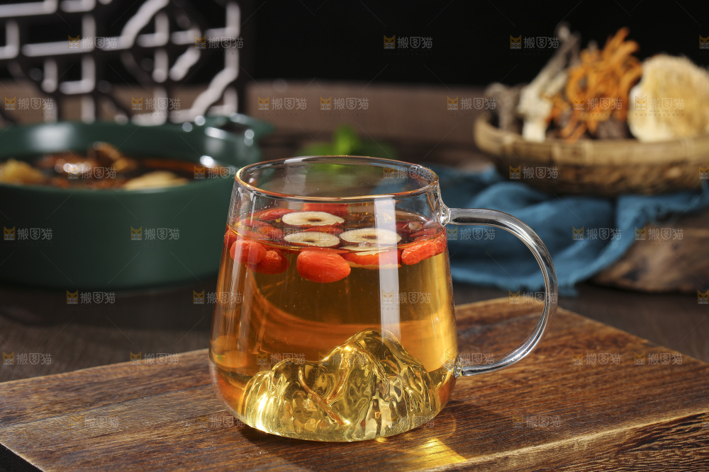 木底上的枸杞红枣茶