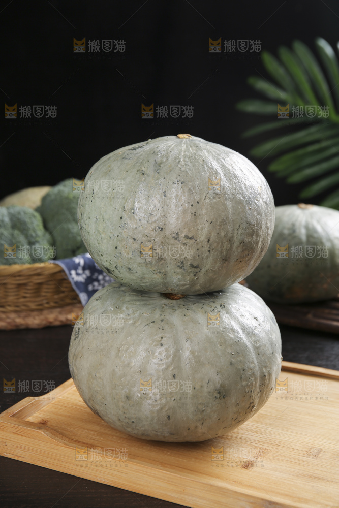深底上的银栗南瓜