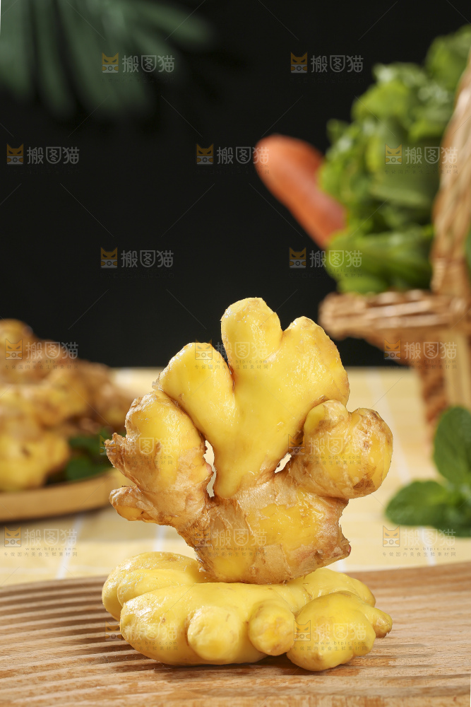 浅底上的新鲜生姜