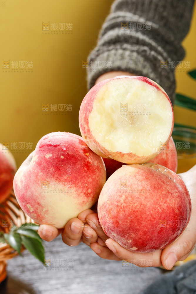 深底上的金秋红蜜桃