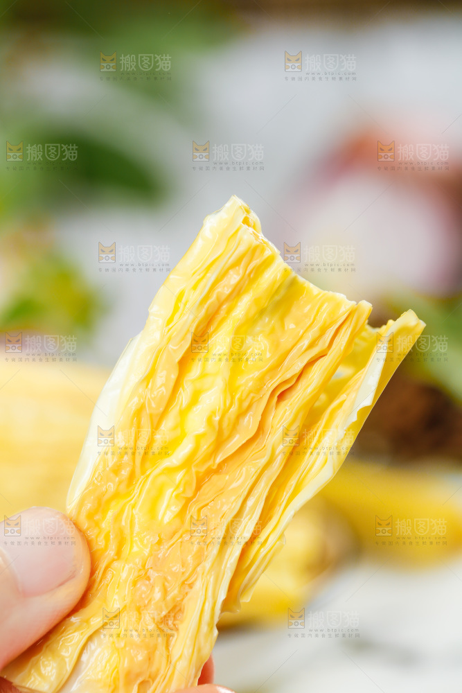 手里拿着腐竹