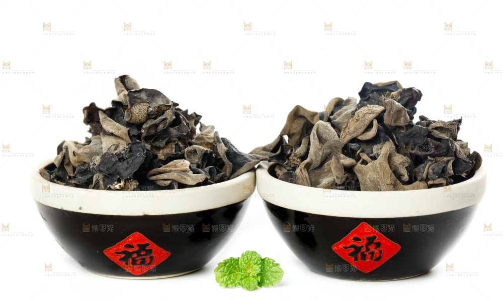 白底上摆放着黑木耳