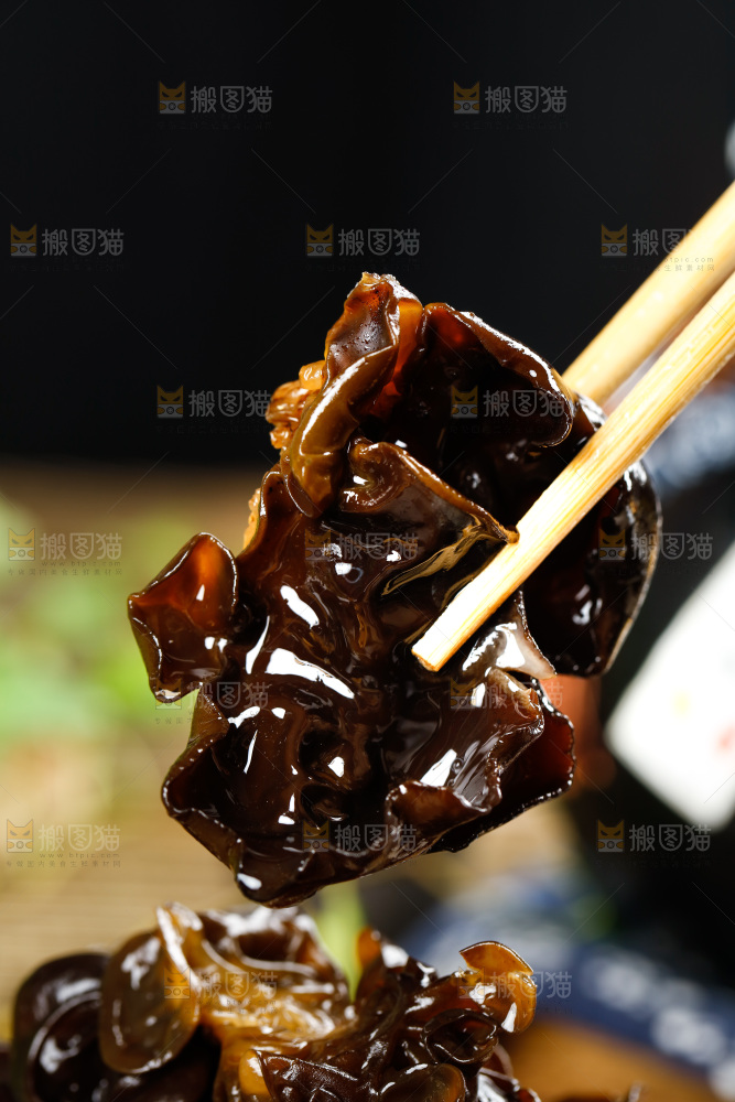 筷子夹着小木耳