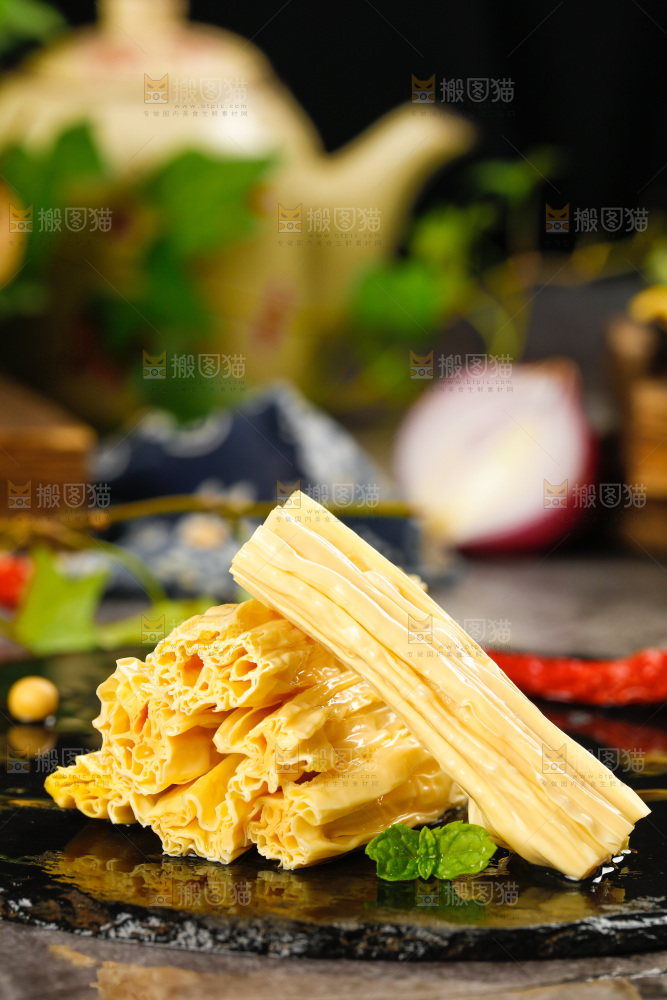 木底上摆放着豆皮