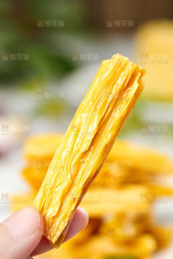 手里拿着腐竹