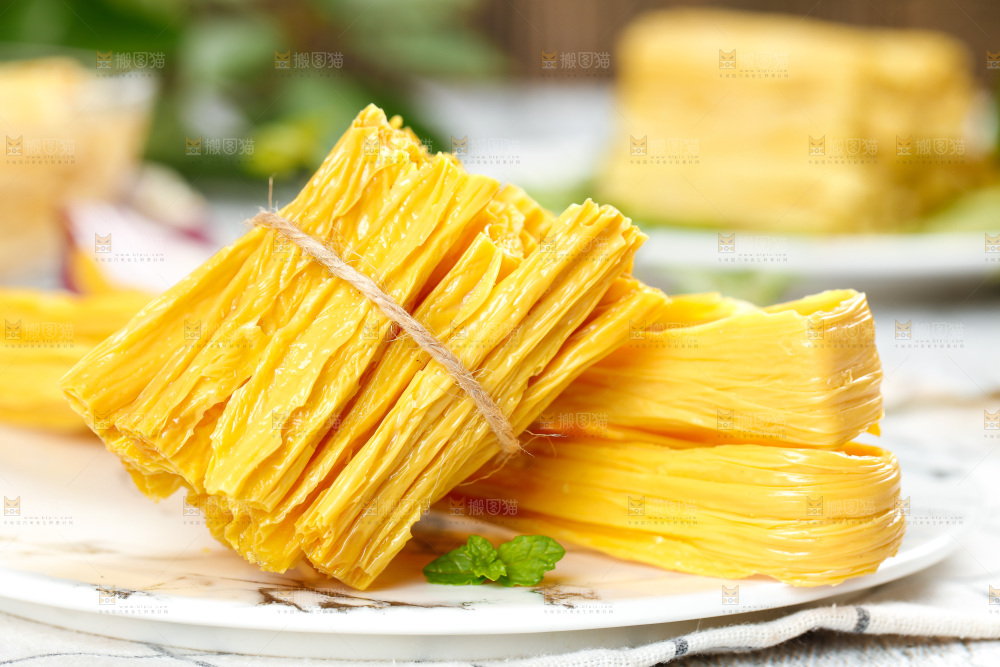 碟子里装着黄豆皮
