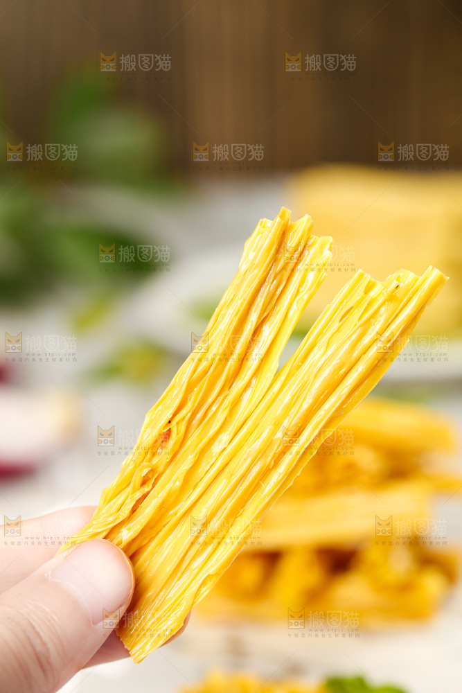 手里拿着腐竹