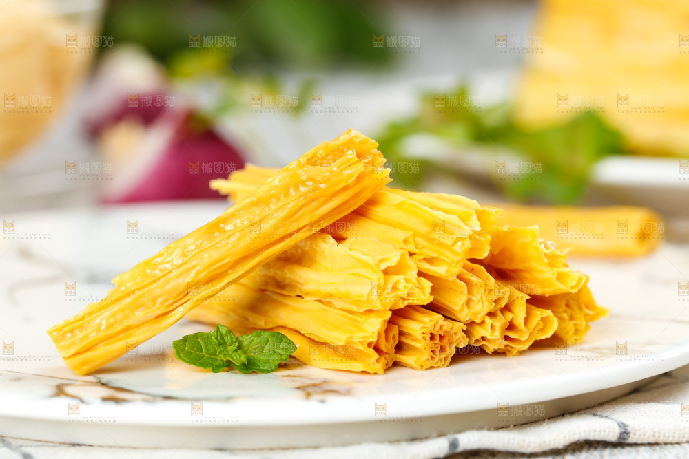 格子底上放着腐竹