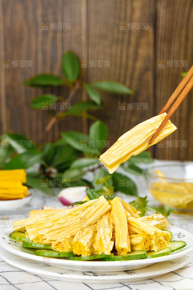 格子底上放着腐竹