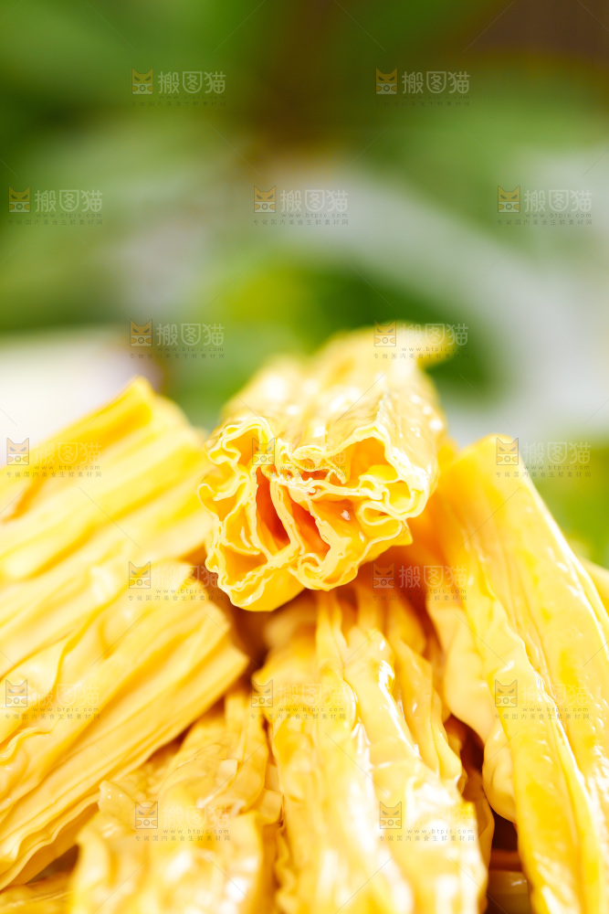 格子底上放着腐竹