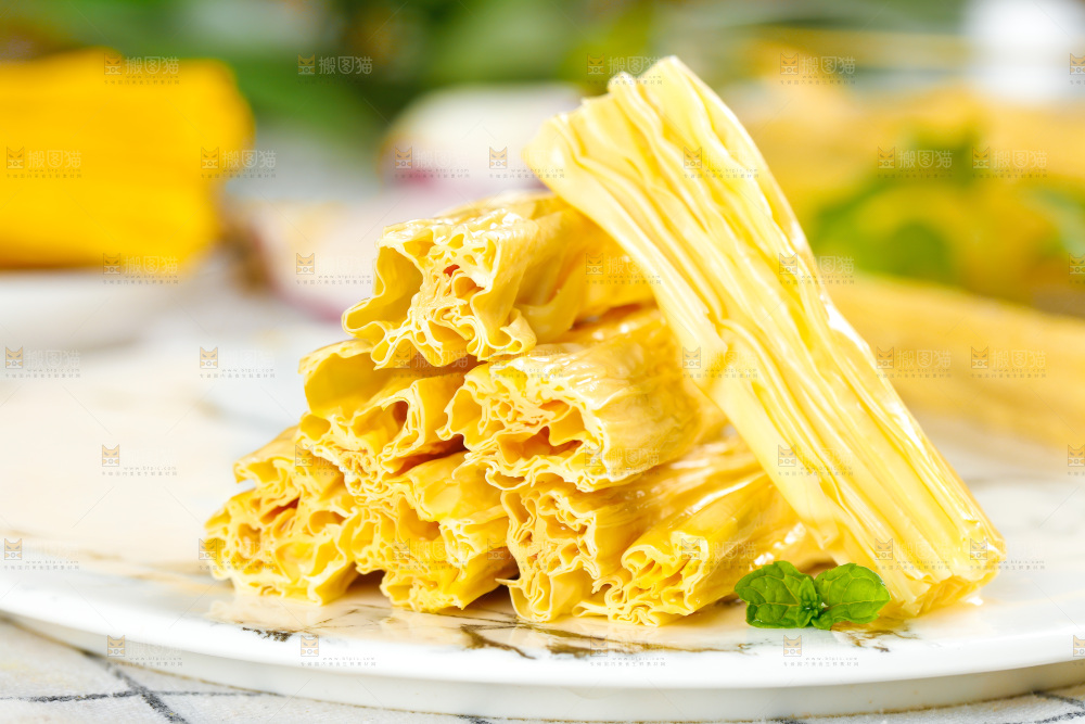 格子底上放着腐竹