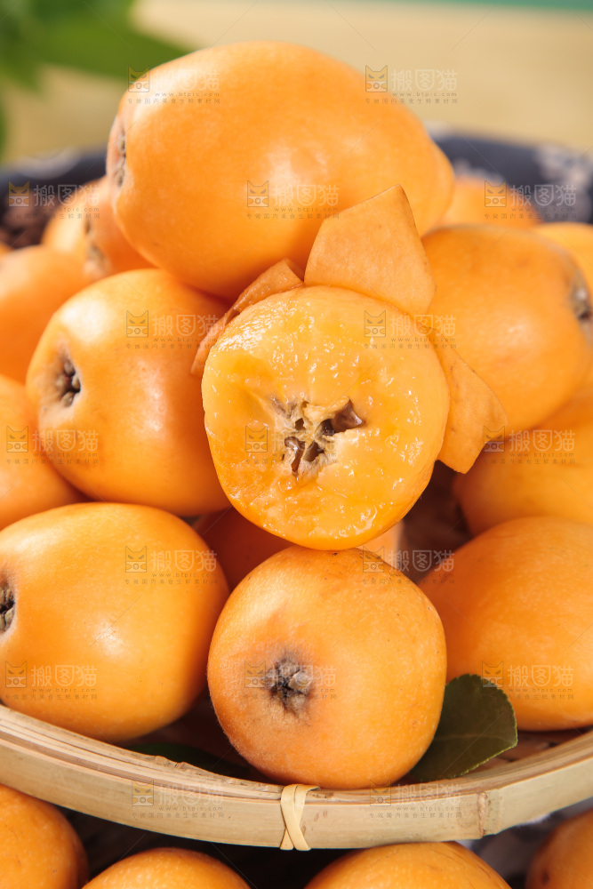 篮子里装着大枇杷