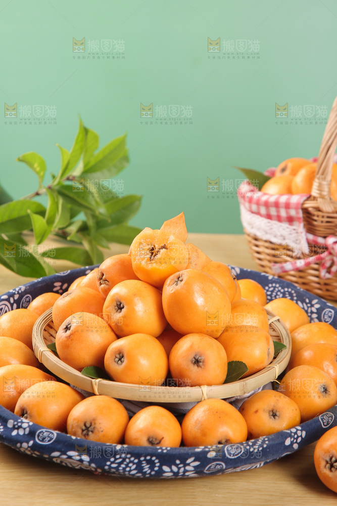 篮子里装着大枇杷