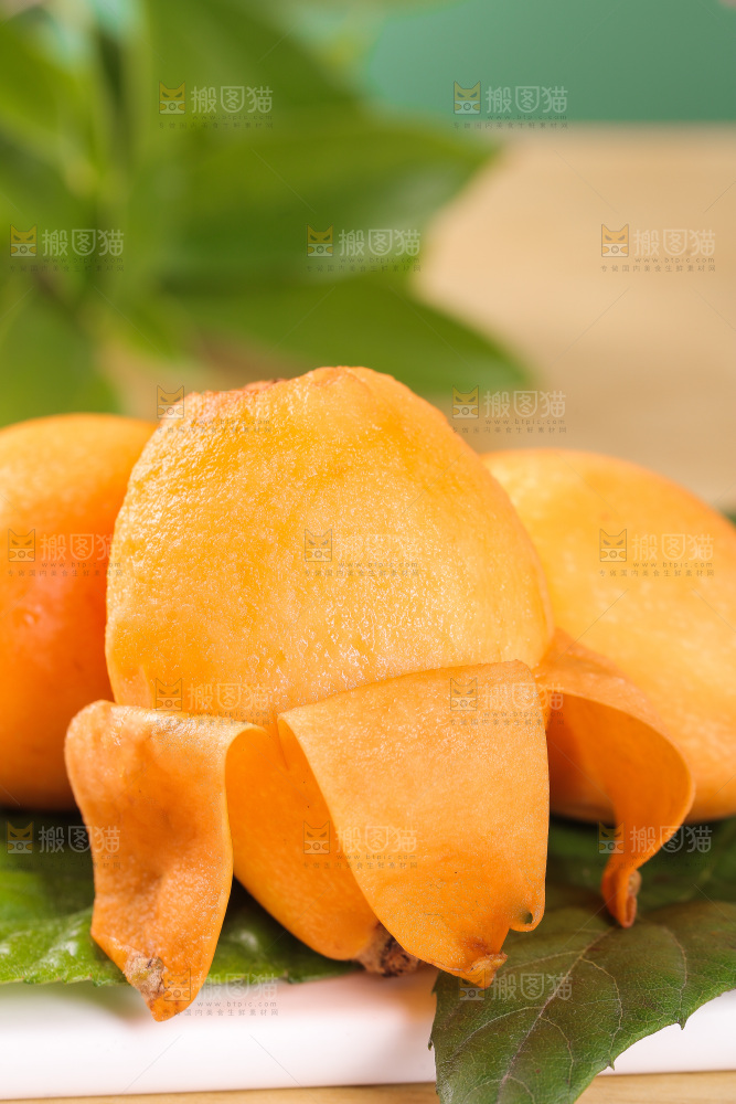 白石板上摆放着五星枇杷