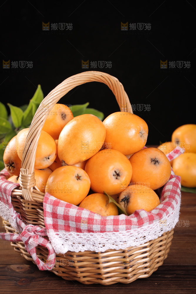 深底上放着一篮子枇杷