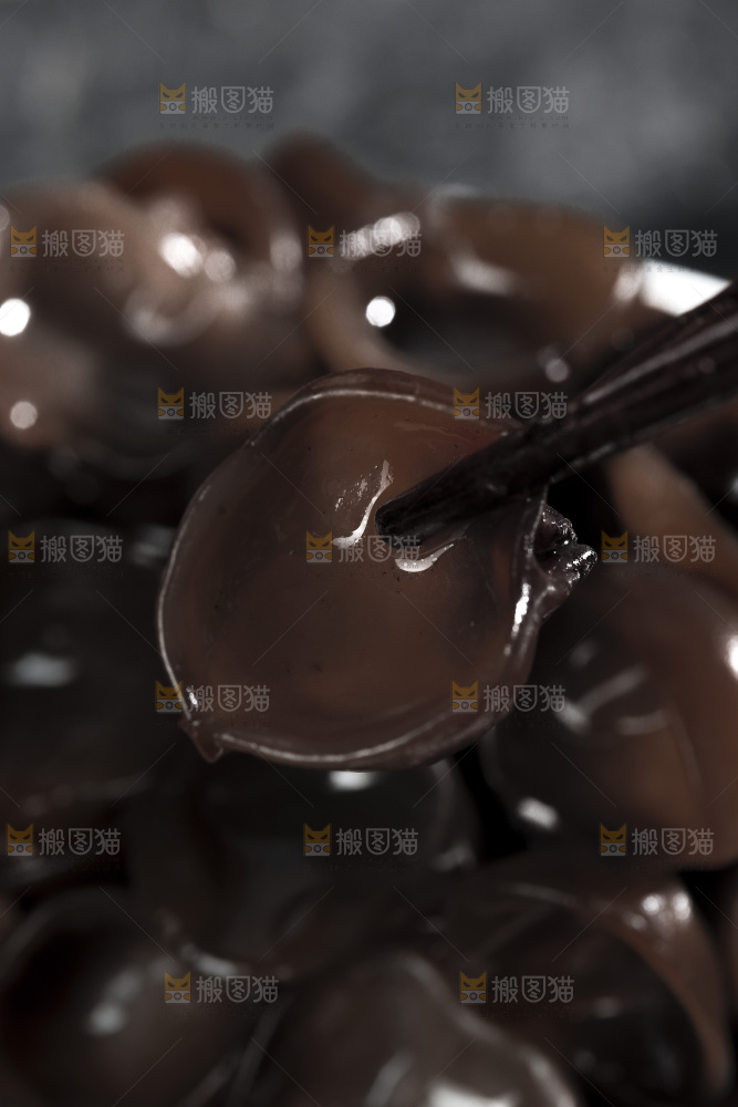 筷子上夹着小碗耳