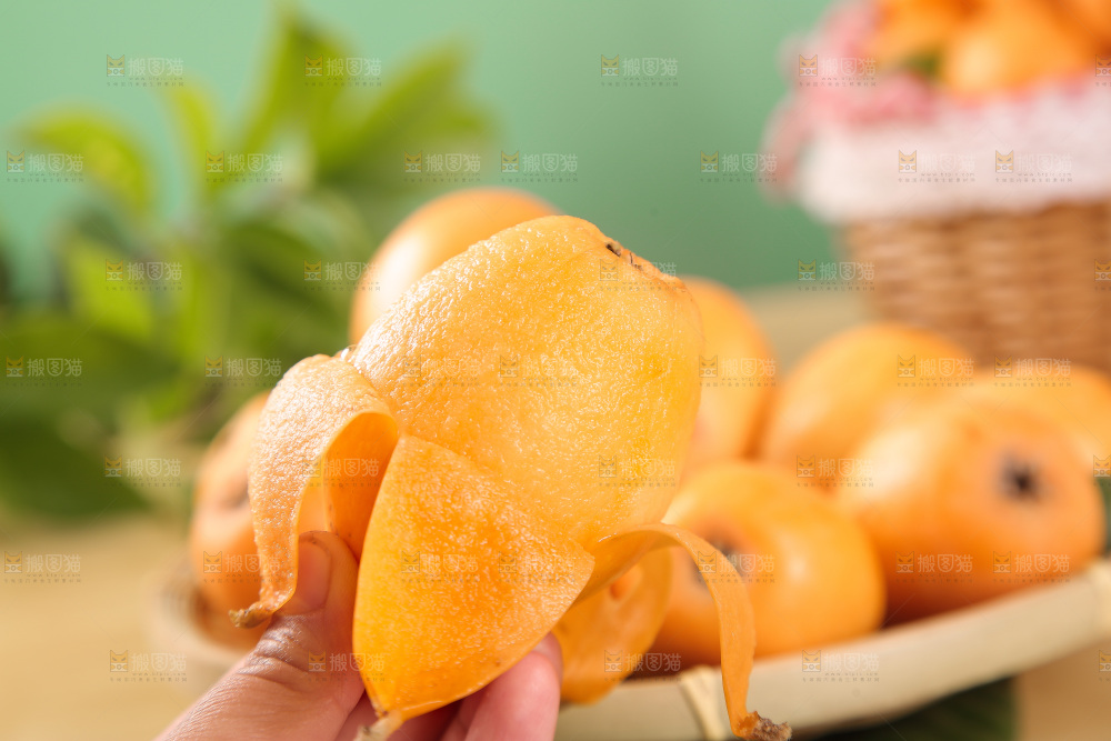 手里拿着大枇杷