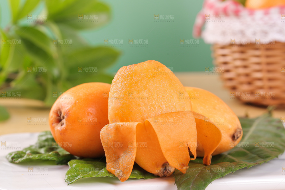 白石板上摆放着五星枇杷