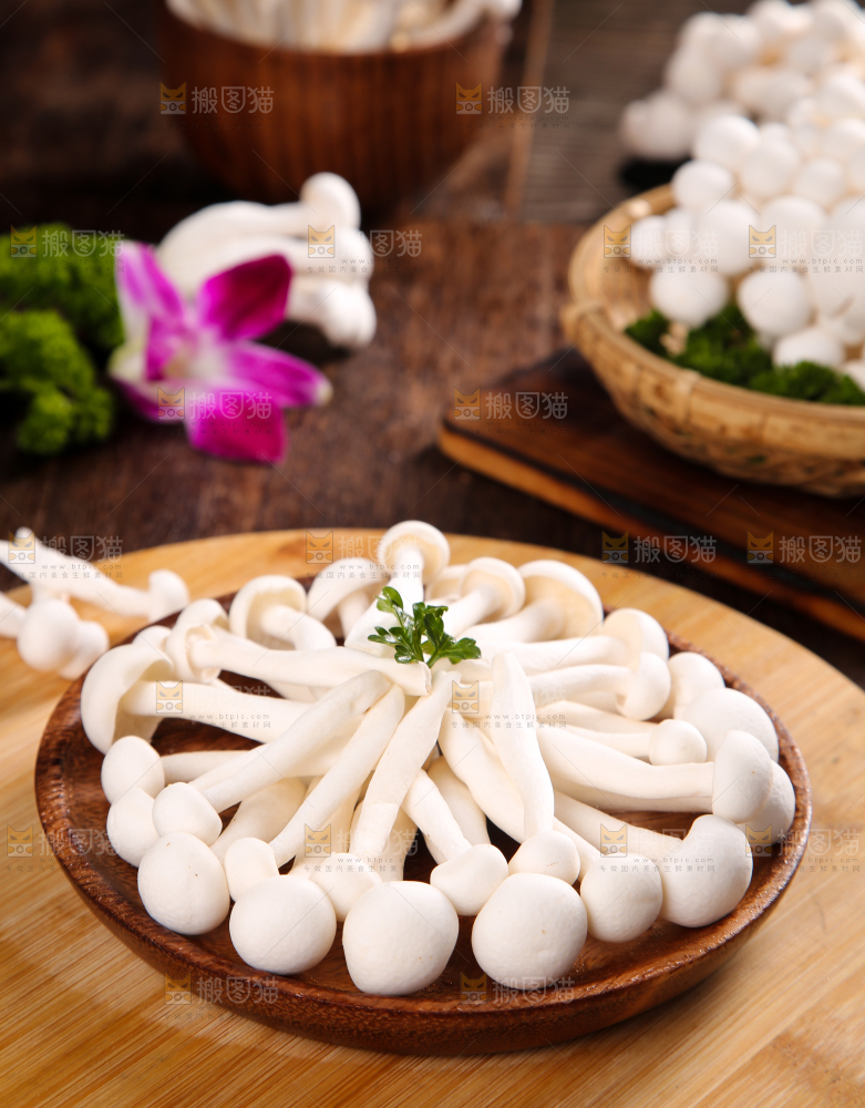 深底上的白玉菇