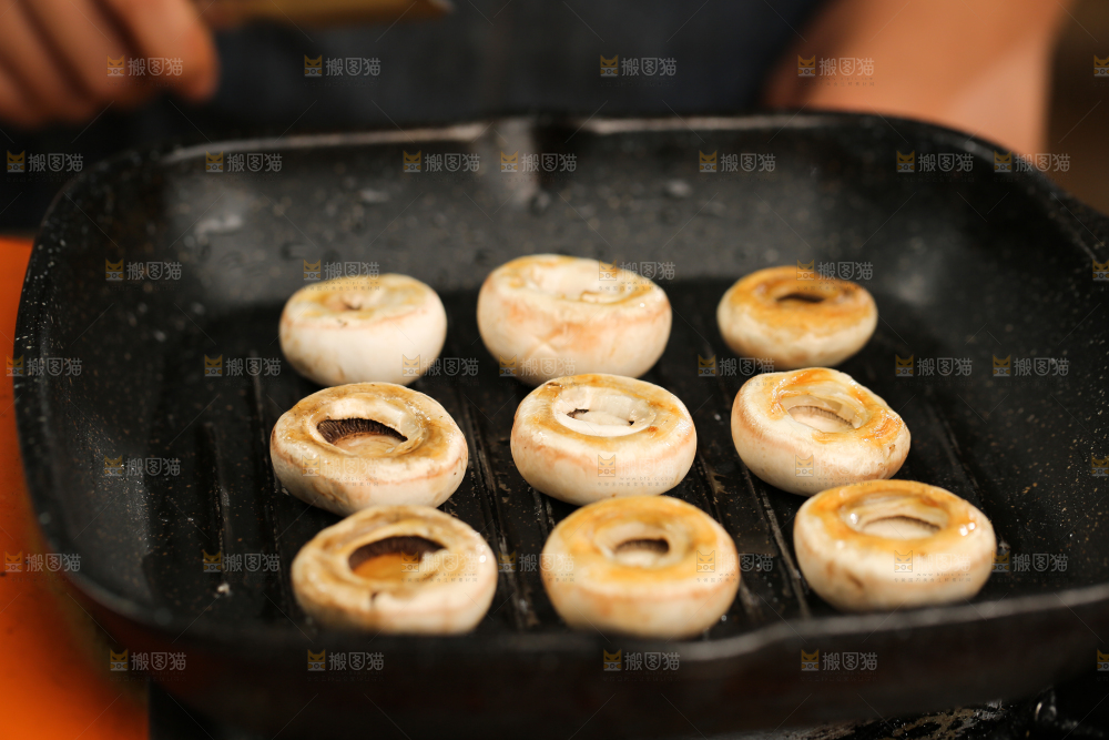 深底上的香煎口蘑