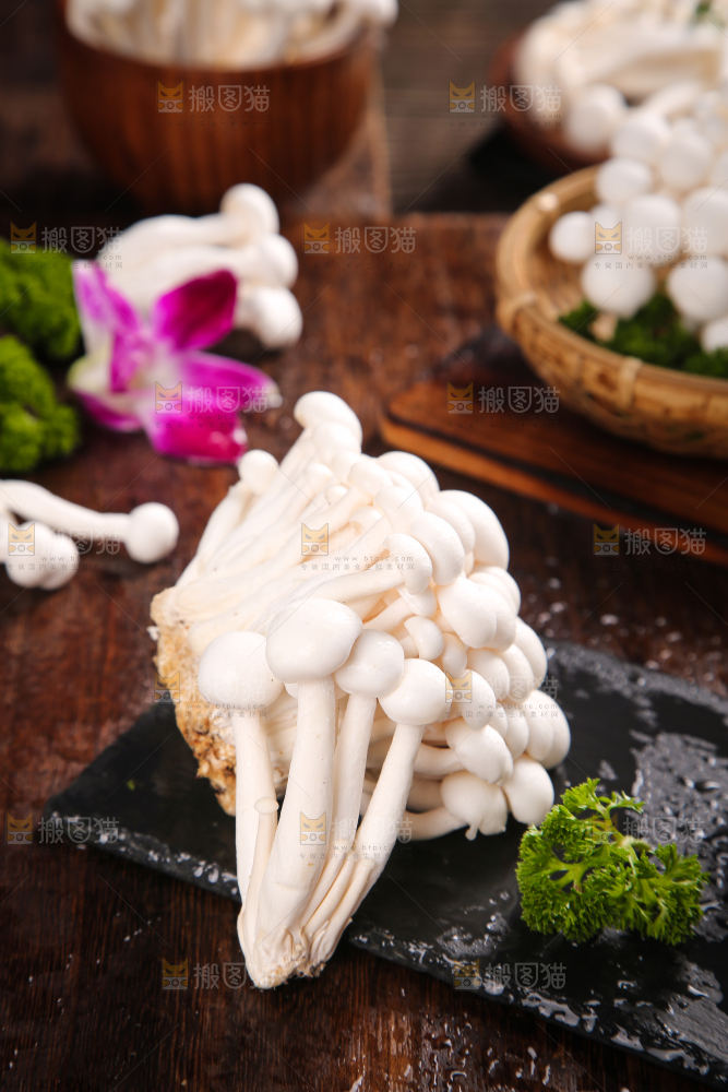 深底上的白玉菇