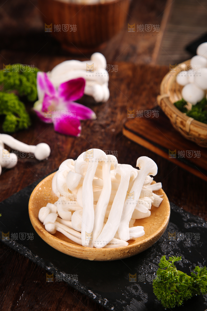 深底上的白玉菇