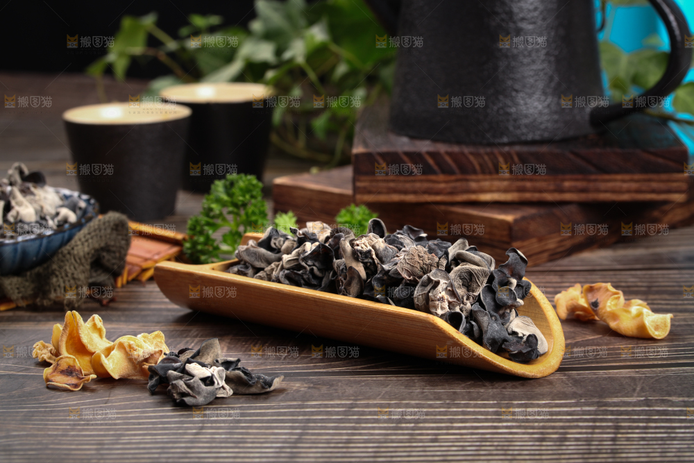 木底上的野生木耳